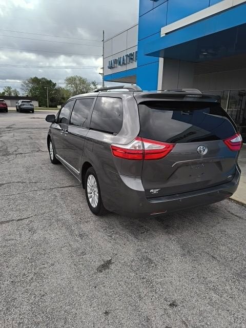 2017 Toyota Sienna XLE 8 Passenger