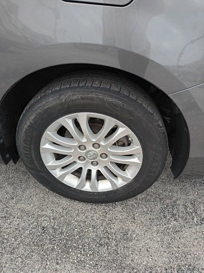 2017 Toyota Sienna XLE 8 Passenger
