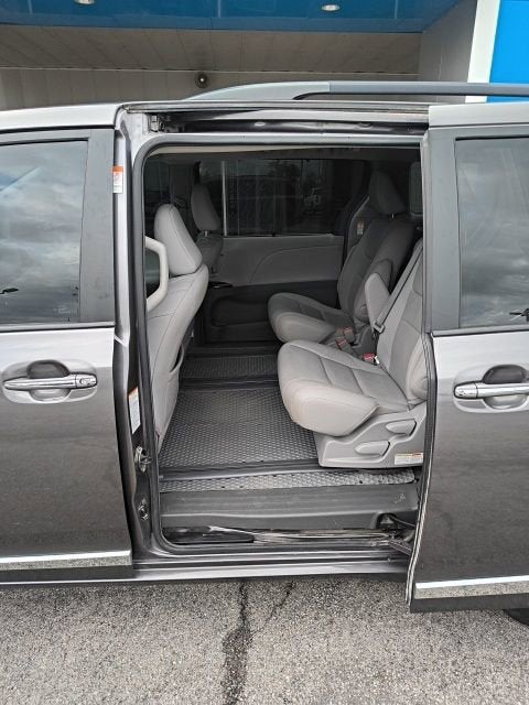 2017 Toyota Sienna XLE 8 Passenger
