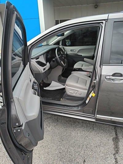2017 Toyota Sienna XLE 8 Passenger