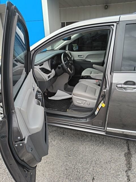 2017 Toyota Sienna XLE 8 Passenger