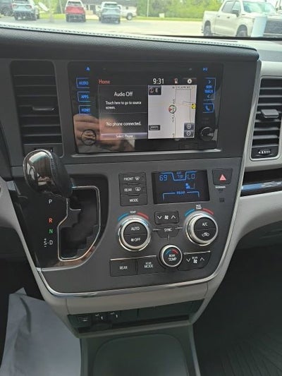 2017 Toyota Sienna XLE 8 Passenger