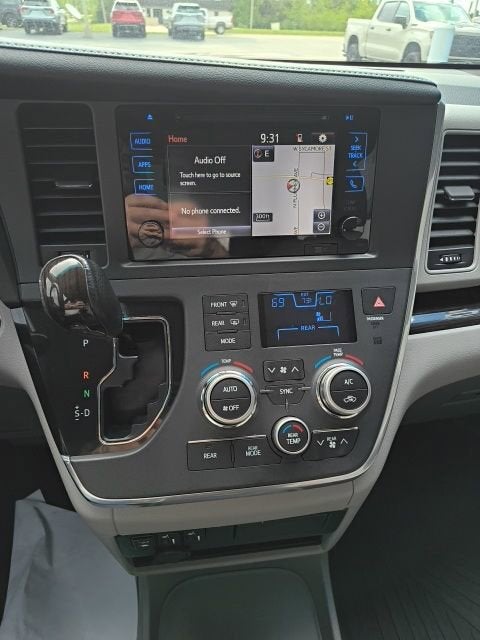 2017 Toyota Sienna XLE 8 Passenger