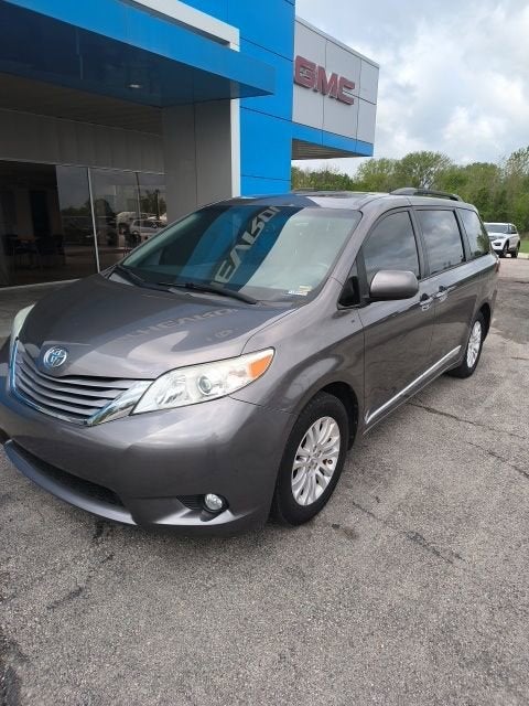2017 Toyota Sienna XLE 8 Passenger