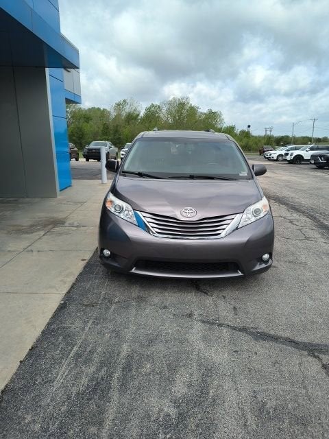 2017 Toyota Sienna XLE 8 Passenger