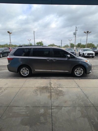 2017 Toyota Sienna XLE 8 Passenger