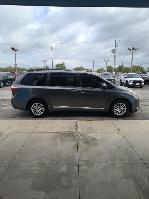 2017 Toyota Sienna XLE 8 Passenger