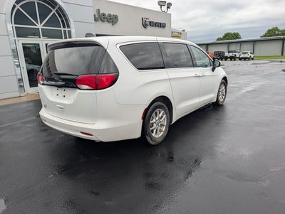 2022 Chrysler Voyager LX